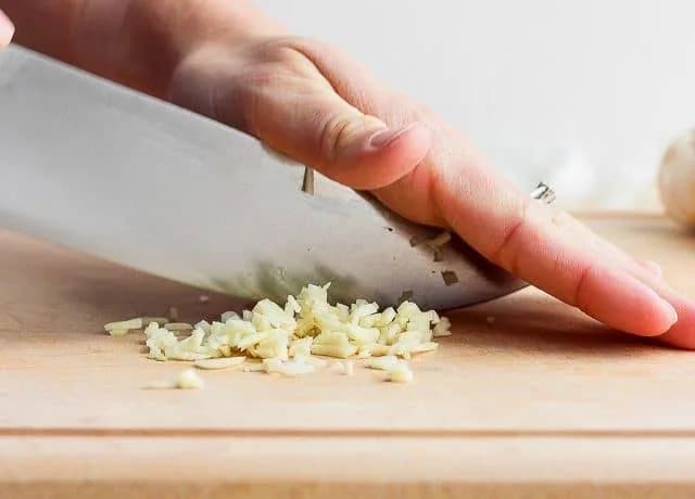 How Restaurants Can Reduce Labour Costs with Peeled Garlic